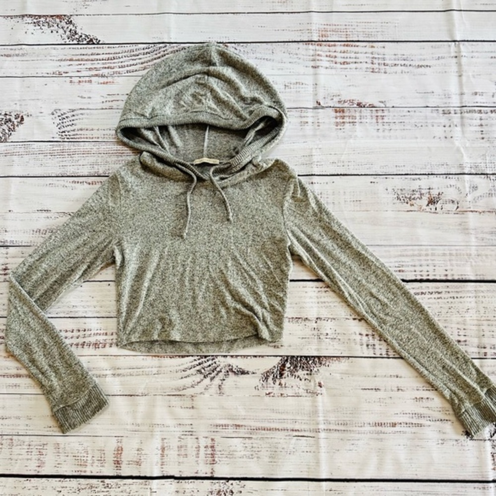Girls cozy gray cropped sweatshirt! Size 10/12